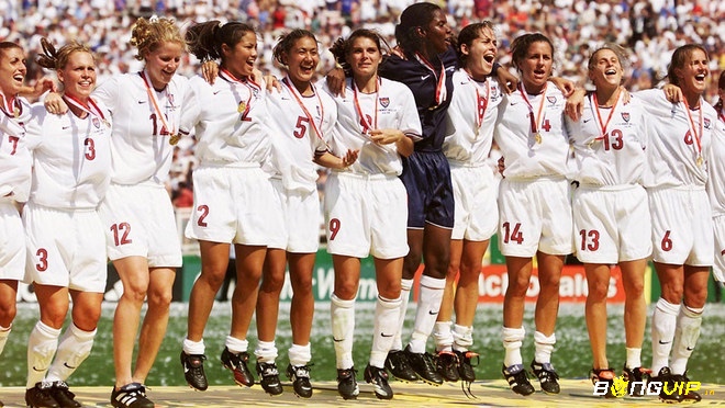 Brandi Chastain ăn mừng chiến thắng lịch sử tại World Cup nữ 1999
