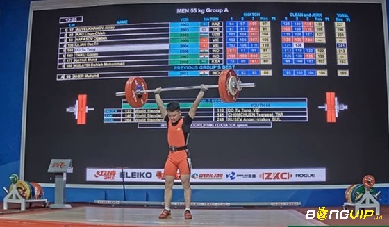 Vận động viên cử tạ nâng tạ, kết hợp sức mạnh và kỹ thuật