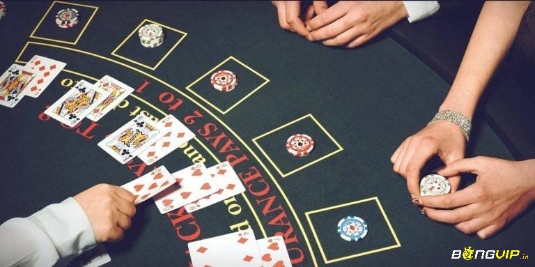 Biểu đồ chiến lược cơ bản Blackjack là lưới màu thể hiện hành động tối ưu dựa trên điểm người chơi và lá bài nhà cái, giúp giảm lợi thế nhà cái tối đa
