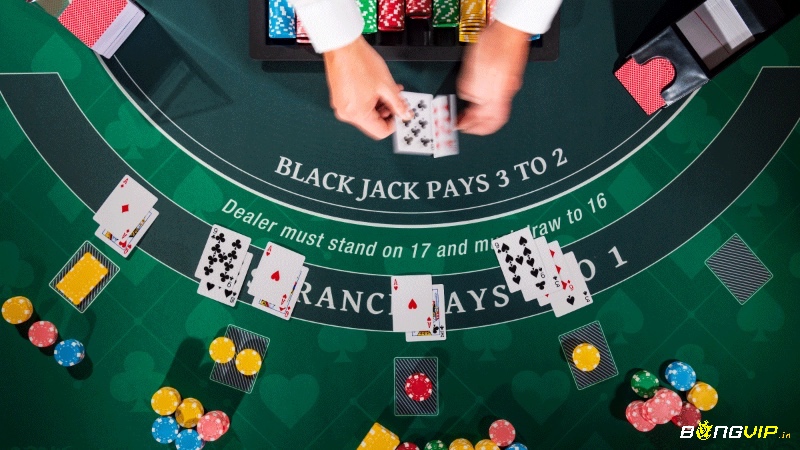 Biểu đồ Blackjack gồm bài cứng, bài mềm và cặp bài, hỗ trợ chọn nước đi hợp lý theo điểm và lá bài nhà cái
