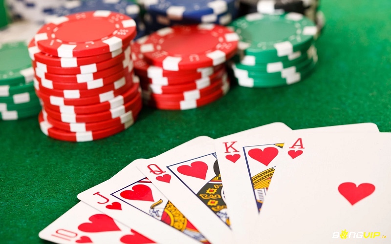 Các thuật ngữ cơ bản trong poker như Blind, Call, Raise, Fold, Check giúp người chơi mới dễ hiểu và làm quen với cách chơi poker nhanh chóng