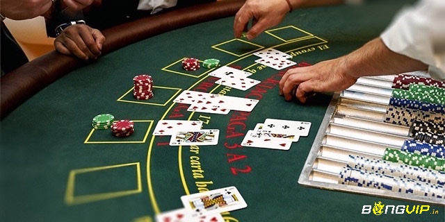 Lựa chọn bài khởi đầu hợp lý giúp tiết kiệm chip và tăng cơ hội chiến thắng trong poker, đặc biệt quan trọng với người mới học chơi