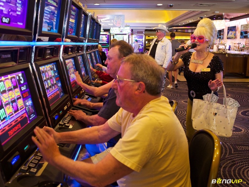 Jackpot lũy tiến tăng dần theo mỗi lượt cược và có thể "nổ" khi đạt 70–85% giá trị tối đa, là yếu tố quan trọng khi chọn máy slot dễ thắng nhất