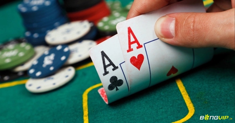 Khi hòa điểm trong poker, tiền cược được chia theo quy định vị trí và chip lẻ