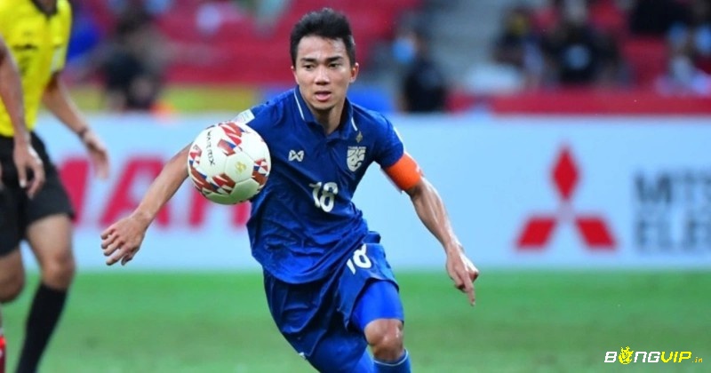 “Messi Thái Lan” Chanathip Songkrasin khéo léo điều khiển bóng giữa vòng vây đối thủ tại SEA Games