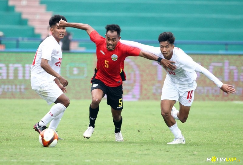 Aung Thu trong màu áo U23 Myanmar, tỏa sáng với những pha đi bóng tốc độ và kỹ thuật lắt léo