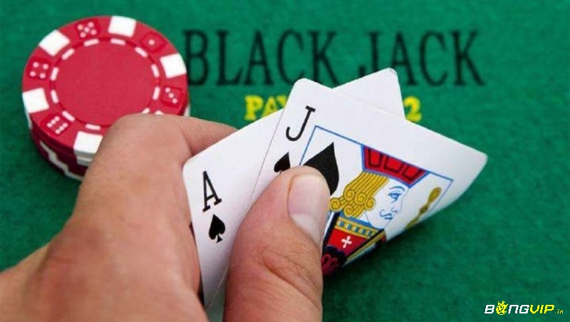 Bộ bài A và J tạo thành Blackjack được trả thưởng 3:2 theo luật chuẩn.