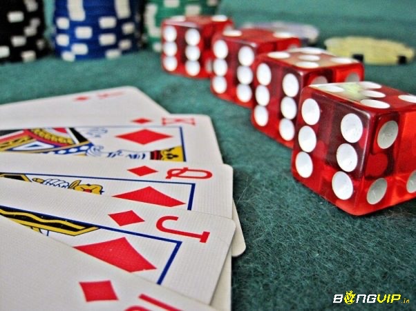 Sảnh (Straight) gồm 5 lá liên tiếp không cùng chất; sảnh có lá cao hơn sẽ thắng, cao nhất là A-K-Q-J-10, thấp nhất là A-2-3-4-5