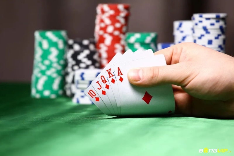 Thùng phá sảnh (Straight Flush) trong thứ tự bài poker gồm 5 lá liên tiếp cùng chất; ai có lá cao hơn sẽ giành chiến thắng