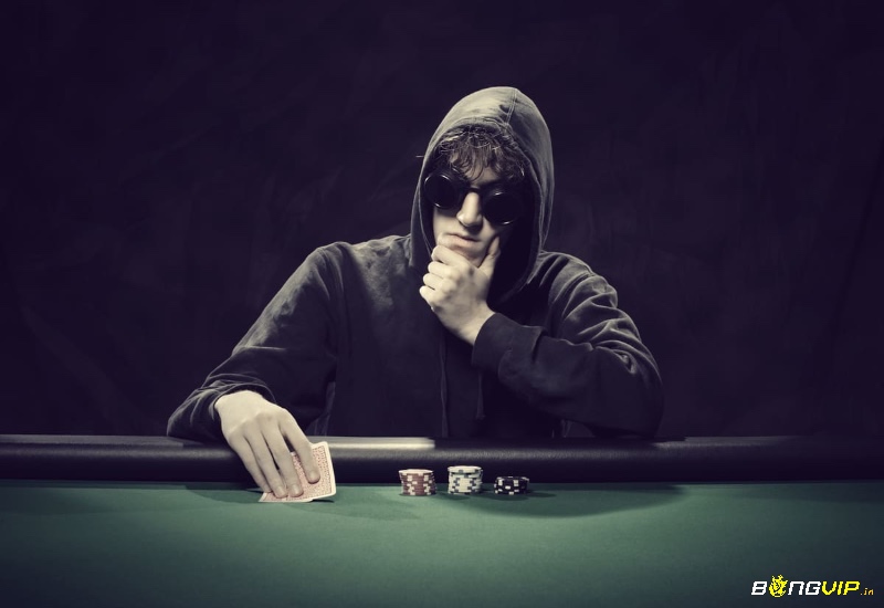 Trong thứ tự bài poker, khi anh em có bài giống nhau thì kicker sẽ phân định thắng thua; nếu tất cả đều bằng, ván bài hòa