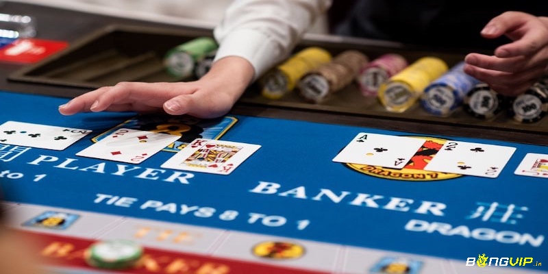 Các thuật ngữ như Player, Banker, Tie, Natural và Commission và cách tính điểm các lá bài trong bài baccarat đơn giản.