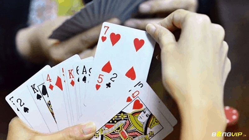 Quan sát hành vi nhỏ nhất để nắm bắt các chiến thuật khi chơi bài phỏm ẩn giấu của người chơi khác