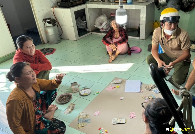 Một gia đình ba thế hệ cùng chơi bài tứ sắc trong dịp Tết, biểu tượng cho sự kết nối giữa truyền thống và hiện đại.