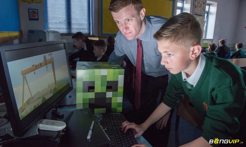 Một lớp học sử dụng Minecraft Education Edition, với học sinh đang xây dựng mô hình lịch sử như Kim Tự Tháp, trên màn hình máy tính.
