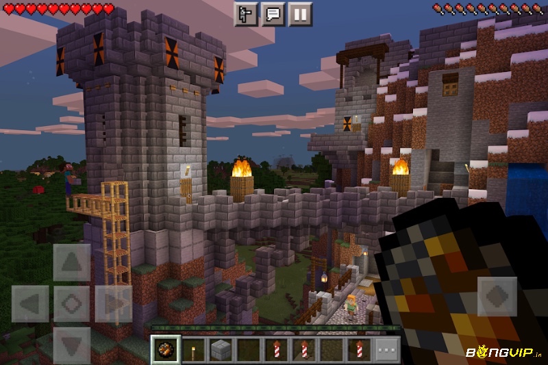Giao diện game Minecraft với người chơi đang xây dựng một lâu đài, thể hiện tính sáng tạo và tương tác xã hội qua các công trình độc đáo.