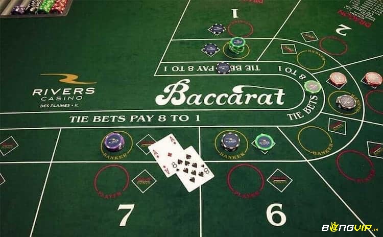 Baccarat là trò chơi so điểm giữa hai bên, với ba lựa chọn cược chính và cách tính điểm đơn giản dựa trên giá trị bài