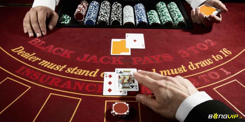 Người chơi Blackjack đổi thưởng áp dụng chiến thuật cơ bản để quyết định rút hay dừng dựa vào điểm bài và lá ngửa của nhà cái