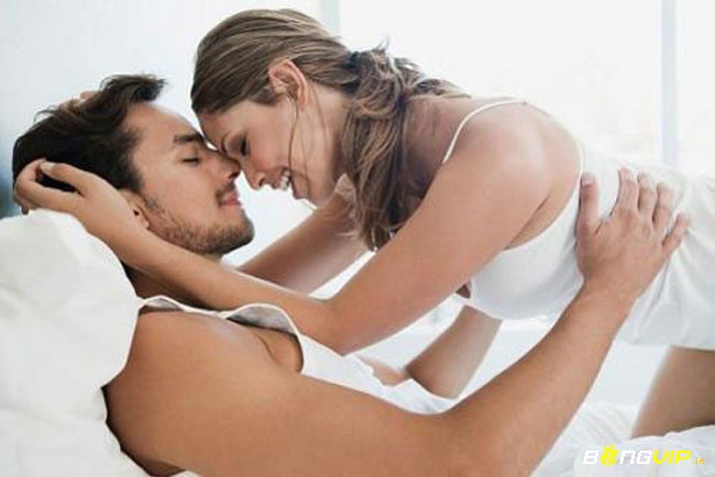 Sự biến động hormone, đặc biệt là testosterone và estrogen, có liên quan mật thiết đến tần suất và cường độ của các giấc mơ tình dục