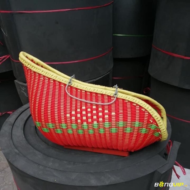 Giỏ đựng gà đá có thể mua dễ dàng tại cửa hàng chuyên dụng, trại gà, chợ truyền thống hoặc qua các nền tảng online uy tín