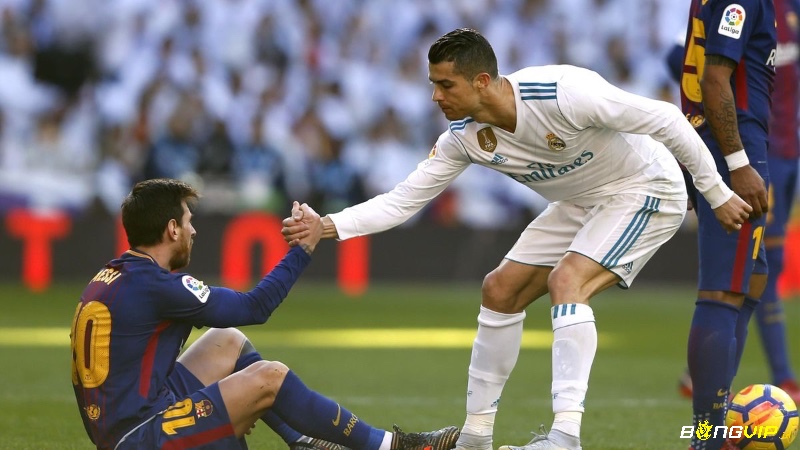 Cristiano Ronaldo và Lionel Messi – hai chân sút vĩ đại nhất lịch sử kỷ lục thế giới bóng đá với hơn 800 bàn thắng mỗi người.