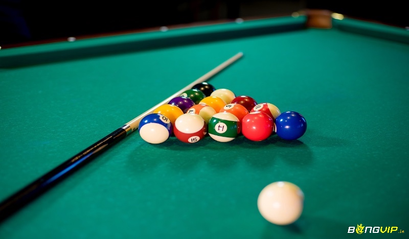 Cách xếp bi và bắt đầu ván đấu trong luật 8-Ball, một trong những kiểu chơi phổ biến nhất.