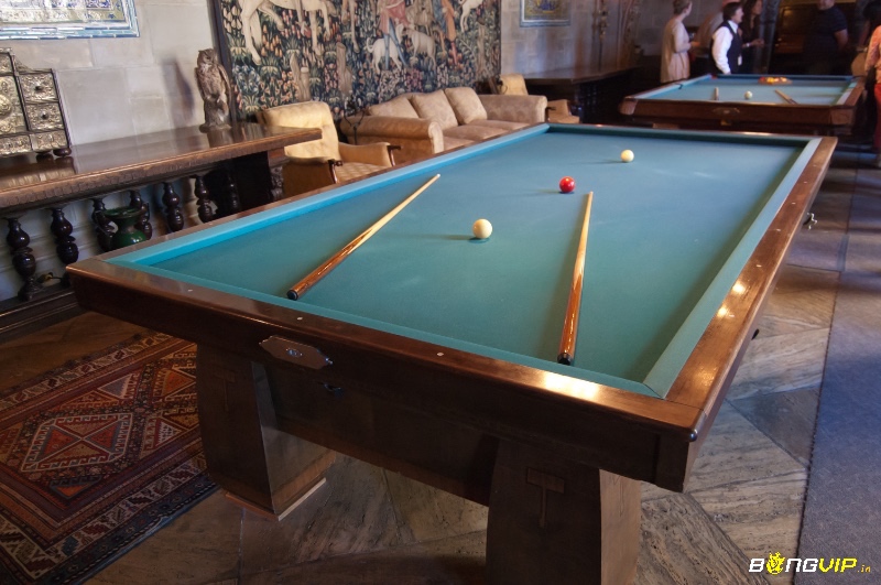 Trong luật billiard Carom, người chơi ghi điểm bằng kỹ thuật carambole – chạm cả hai bi sau khi bi cái qua 3 band.