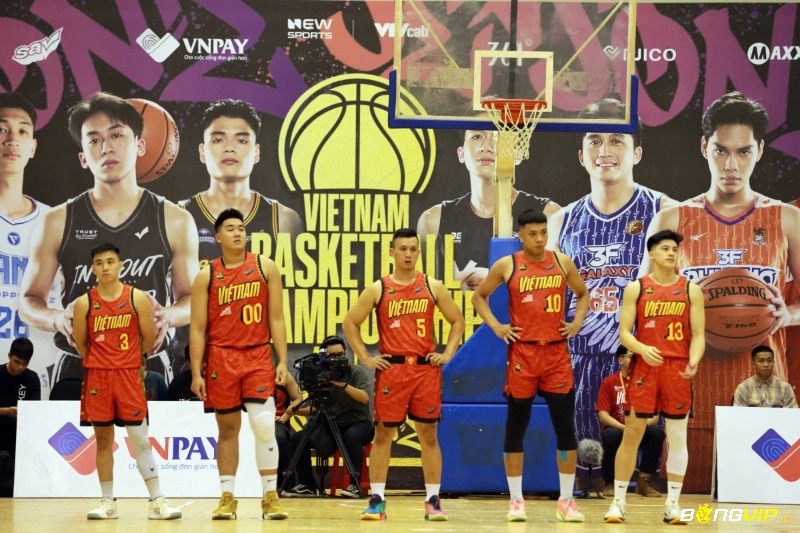 Luật chơi bóng rổ của FIBA được điều chỉnh linh hoạt khi áp dụng vào thực tế thi đấu tại các giải trẻ và chuyên nghiệp ở Việt Nam.