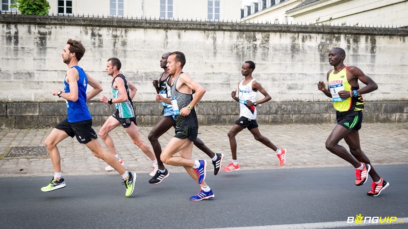 Các giải marathon thường phân chia theo nhóm tuổi để đảm bảo công bằng thi đấu.