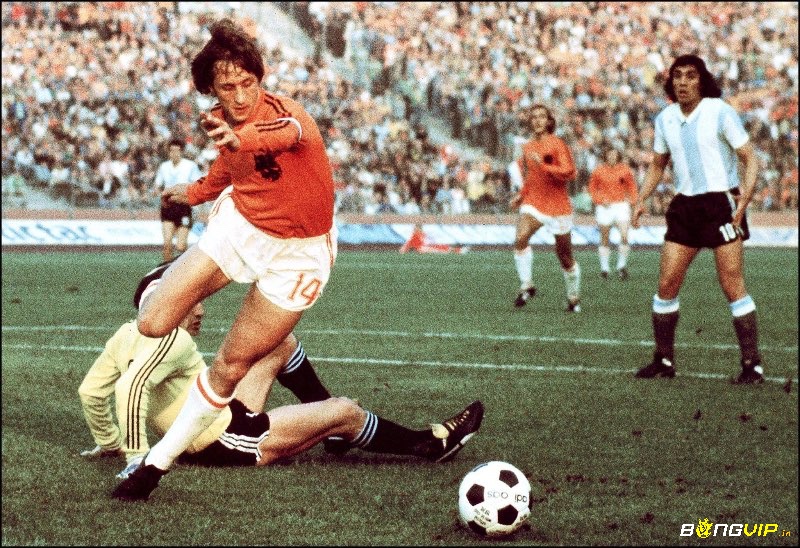 Johan Cruyff – người truyền cảm hứng cho bóng đá hiện đại với triết lý Total Football.
