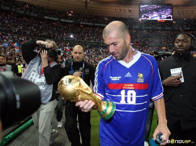 Zidane – hiện thân của sự thanh thoát và đẳng cấp nghệ thuật trong bóng đá.