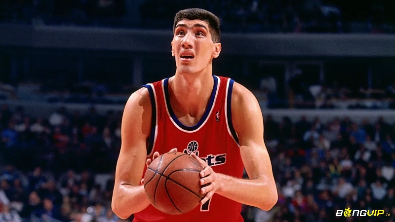 Gheorghe Muresan – Cầu thủ người Romania cao 2m31, giữ kỷ lục vận động viên bóng rổ cao nhất từng thi đấu tại NBA