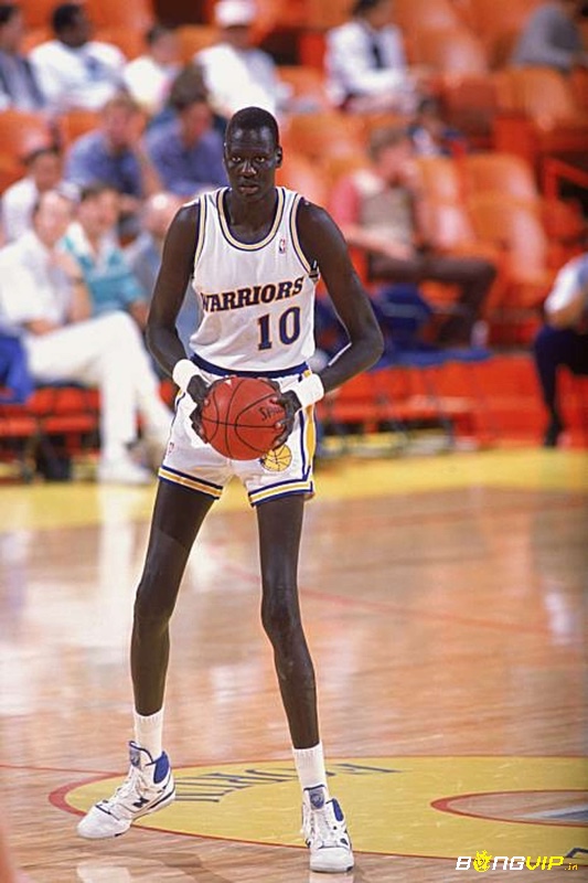 Manute Bol cao 2m31 nổi bật với khả năng chặn bóng và hoạt động từ thiện cho Sudan