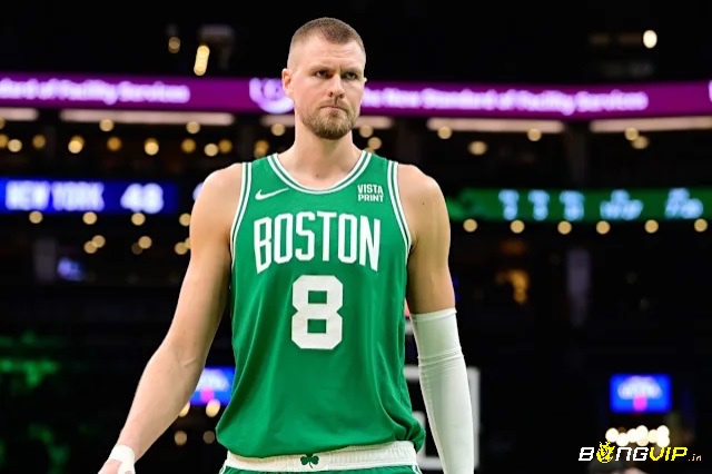 Kristaps Porzingis cao 2m21 thì nổi bật với lối chơi đa năng và khả năng ném xa hiếm thấy ở một cầu thủ cao lớn