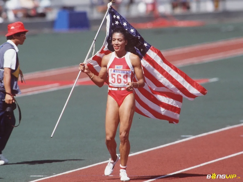 Florence Griffith-Joyner giữ kỷ lục 100m nữ với thời gian 10.49 giây từ Olympic 1988, một dấu mốc huyền thoại chưa bị vượt qua