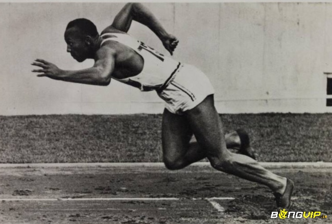 Jesse Owens ghi dấu ấn với thành tích 10.3 giây năm 1936, trở thành biểu tượng tốc độ và tinh thần vượt lên thời cuộc