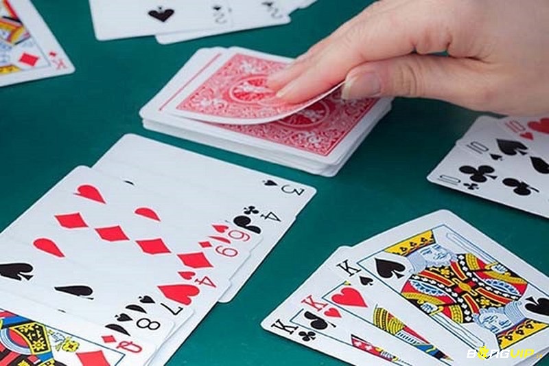 Mỗi lượt, người chơi có thể ăn bài, bốc nọc và phải bỏ đi một quân rác.