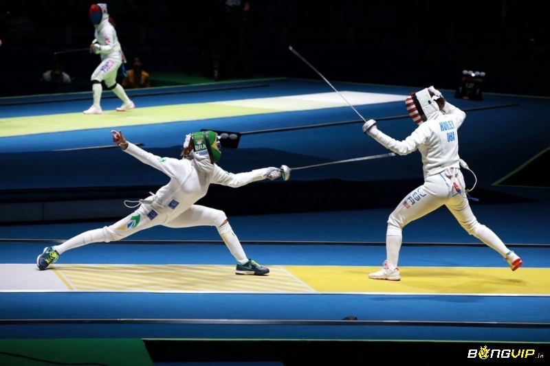 Sân đấu kiếm Olympic được trang bị thảm dẫn điện và hệ thống tính điểm tự động giúp đảm bảo độ chính xác và công bằng trong mỗi pha ra đòn