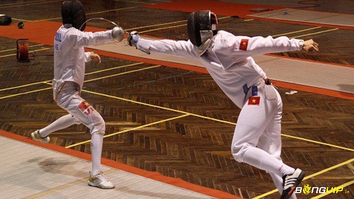 Các vận động viên đấu kiếm Olympic trang bị đầy đủ đồ bảo hộ theo tiêu chuẩn FIE để đảm bảo an toàn và tối ưu hiệu suất thi đấu