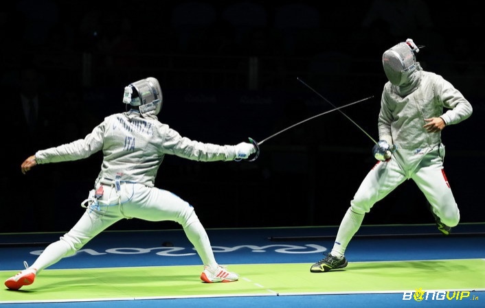 Trọng tài đấu kiếm Olympic điều hành trận đấu với sự hỗ trợ của hệ thống quay chậm, đảm bảo tính chính xác và công bằng