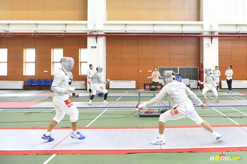 Các vận động viên đấu kiếm Olympic thi đấu căng thẳng đến 15 điểm, với hệ thống điện tử xác định chính xác từng pha chạm kiếm hợp lệ
