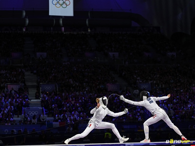 Các vận động viên Olympic trình diễn những pha đấu kiếm kỹ thuật cao, thể hiện tinh thần thượng võ và sự tôn trọng đối thủ