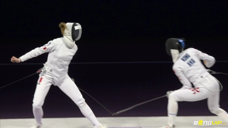 Trọng tài đấu kiếm Olympic sử dụng quy tắc quyền ưu tiên để xác định điểm khi hai đấu thủ chạm kiếm cùng lúc, đảm bảo công bằng và tính chiến thuật trong thi đấu