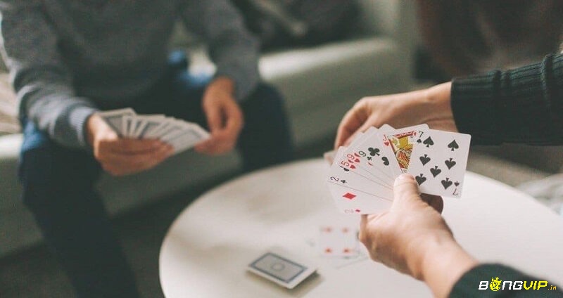 Ghi nhớ bài và đọc vị đối thủ giúp bạn đoán được nước đi tiếp theo và ra bài chính xác hơn.