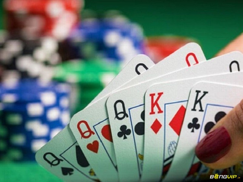 Các dạng bluff từ pure, semi-bluff đến stealth và 3-bet nhẹ đều yêu cầu tính toán kỹ lưỡng