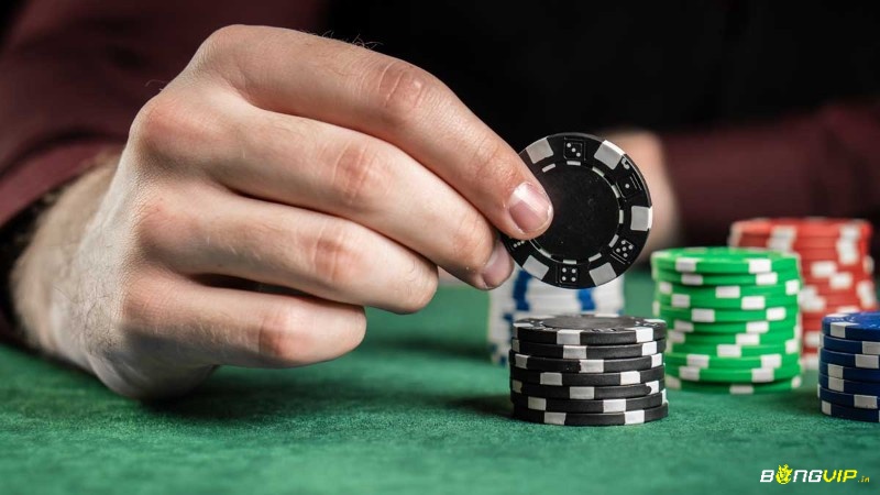Quan sát tells và kiểm soát hình ảnh bản thân giúp bluff chính xác, tăng lợi thế tâm lý bàn poker