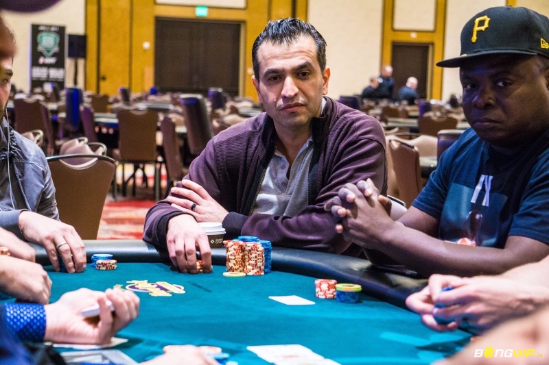 Poker kết hợp chiến thuật, toán học và tâm lý, khác biệt rõ rệt với các game bài truyền thống.