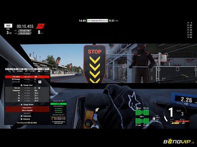 Pit lane với đội kỹ thuật chuẩn bị thay lốp và đổ nhiên liệu