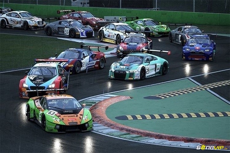 Đoạn cua tốc độ cao với vạch giới hạn đường đua và điểm phanh