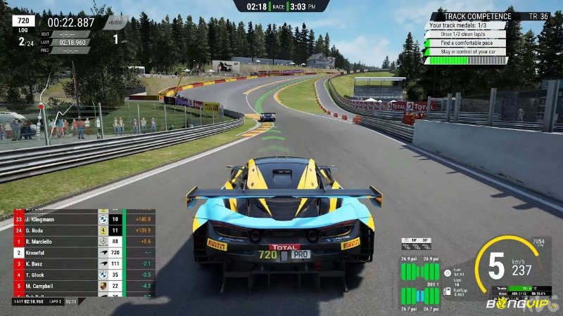 Xe GT trong Game Assetto Corsa Competizione vào cua tại Spa khi mặt đường ẩm ướt
