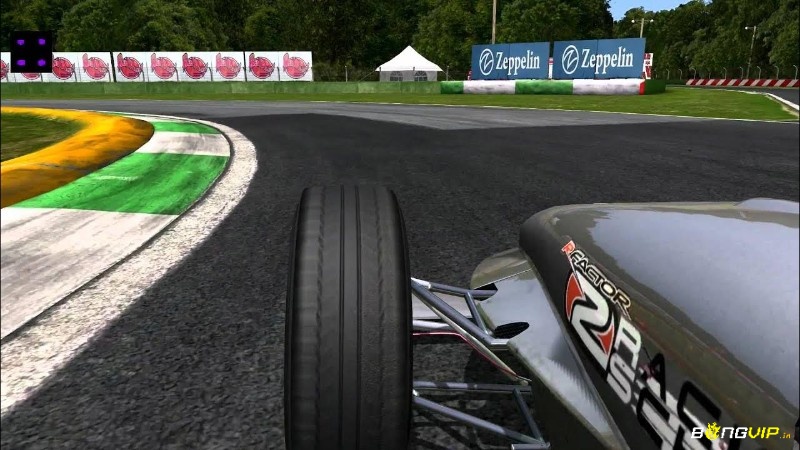 Bộ lốp xuống dần khiến chiếc xe “trượt” theo cách rất dễ nhận ra